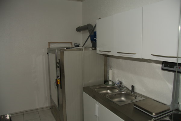 In dem kleinen Produktionsraum steht auch eine kleine Küchenzeile und ein Trockenschrank / {Location}: Produktion\\n\\n07.02.2012 15:18